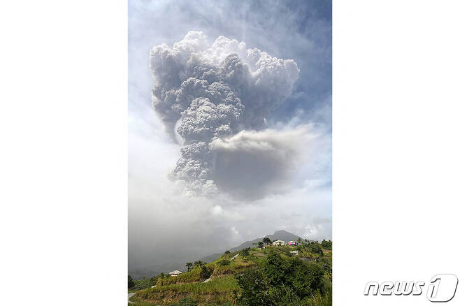 카리브해 세인트빈센트섬에 위치한 수프리에르 화산이 40여 년 만에 폭발해 화산재과 연기가 6000미터까지 치솟고 있다. © AFP=뉴스1 © News1 우동명 기자
