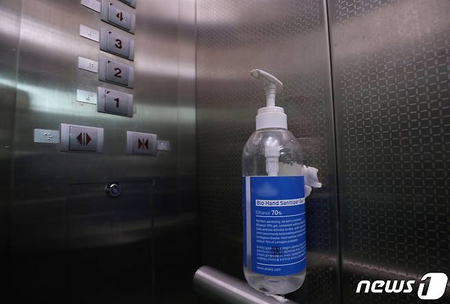 서울 서대문구의 한 아파트 엘리베이터에 손소독제가 비치되어 있다. (사진은 기사 내용과 무관함) / 뉴스1 © News1