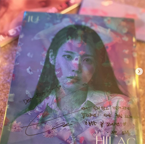 Singer Ock Joo-hyun has revealed his story that he was impressed by IUs Gift Sense.On the 14th, Ock Joo-hyun posted a picture on his instagram with an article entitled I am also Gomma.The photo released included a signed album and bouquet of flowers from IU; the album included IU saying, Thank you for remembering Sister and remembering; Sister is the best.Have a happy spring, he wrote.In particular, Ock Joo-hyun is wearing a musical makeup and IU is holding a gift bouquet of flowers. But Pink and Green are really good together ~ Are you remembering the ambassador at the premiere?Pink bouquet is delicate, he added, adding to the story of the IUs sense.On the other hand, Ock Joo-hyun is appearing on musical Wicked. After finishing the performance in Seoul until May 2, he will continue to perform in Busan.