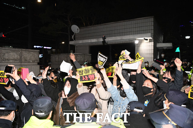 시민들이 정인이 양모가 탄 호송차를 향해 피켓을 들며 소리지르고 있다.