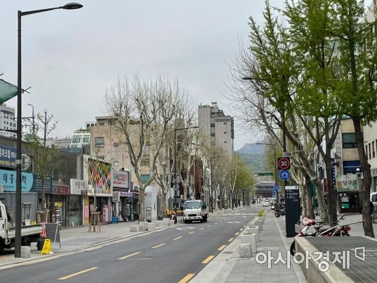 12일 오전 서울 종로구 일대의 모습. 이날 만난 한 시민은 "잘못은 할 수 있지만 반성하는 태도를 전혀 찾아볼 수 없어 1번을 찍지 않았다"고 전했다. 사진=김초영 기자 choyoung@asiae.co.kr