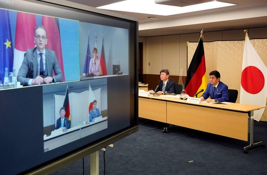 일본과 독일의 장관들이 14일 화상으로 회의를 진행하고 있다. /교도 연합뉴스