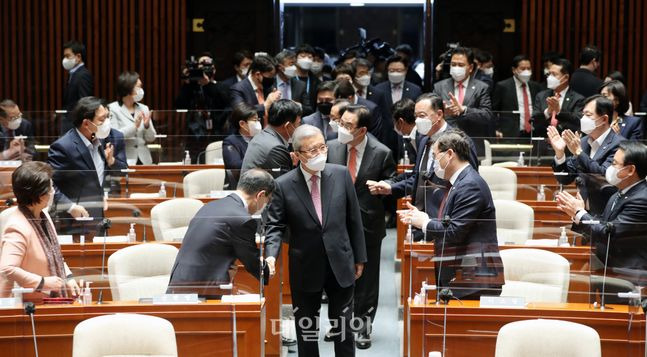 국민의힘 김종인 전 비상대책위원장과 주호영 원내대표 등이 지난 8일 오전 서울 여의도 국회에서 열린 의원총회에 박수를 받으며 입장하고 있다.ⓒ데일리안 박항구 기자