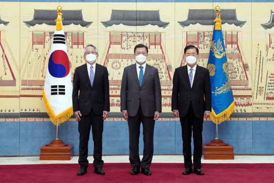 문재인 대통령(가운데)과 아이보시 코이치 주한 일본 대사(왼쪽), 정의용 외교부 장관(오른쪽)이 14일 신임 대사 재정식을 한 뒤 기념촬영을 하는 모습. 청와대 제공.