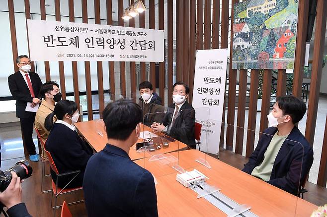 성윤모 산업통상자원부 장관이 반도체공동연구소 학생들의 고충을 경청하고 있다.