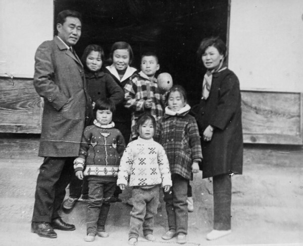 김송환(맨왼쪽)·홍순복(맨오른쪽)씨 부부와 5녀1남 자녀들이 1973년 전북 고창 선운사 나들이 때 찍은 가족사진. 갤러리아트14 제공