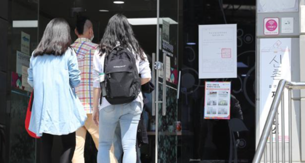 재·보궐 선거일인 7일 청년 유권자들이 서울 서대문구 신촌동자치회관에 마련된 투표소에 들어가고 있다. 뉴스1