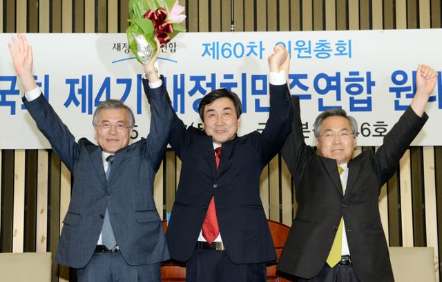 2015년 5월 7일 국회에서 열린 새정치민주연합 제19대 4기 원내대표 경선에서 이종걸(가운데) 의원이 당선됐다. 한국일보 자료사진