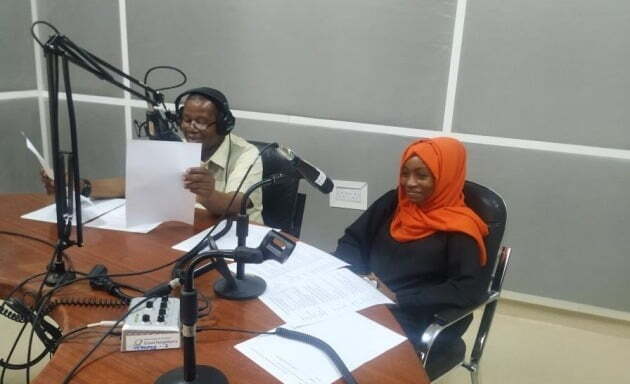 코이카가 지원해 설립된 탄자니아 잔지바르 지역의 국영 라디오 방송국에서 지역 교사들이 교육 프로그램을 녹음하고 있다./ 사진=코이카 제공
