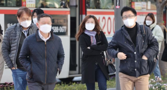 전국 아침 기온이 큰 폭으로 떨어진 14일 오전 서울 광화문광장에서 시민들이 걸어가고 있다. 연합뉴스