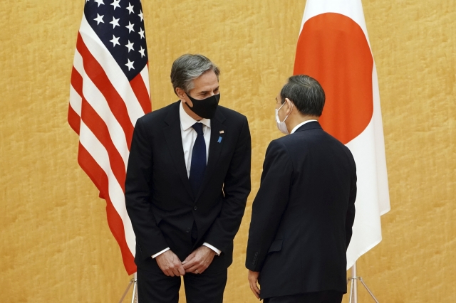 지난 3월 일본을 방문한 토니 블링컨 미국 국무장관이 스가 요시히데 일본 총리와 환담을 나누고 있는 모습. AP뉴시스