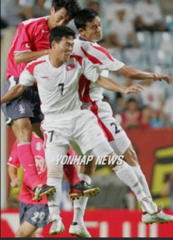 북한 축구는 '주체식' 표기법으로인해 용어가 우리와 많이 다르다. 사진은 남북축구대표팀 경기 모습. [연합뉴스 자료사진]
