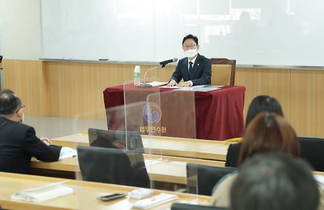 박범계 법무부장관이 충북 진천 법무연수원에서 신임 부장검사를 상대로 발언을 하고 있다. [사진 출처=법무부]