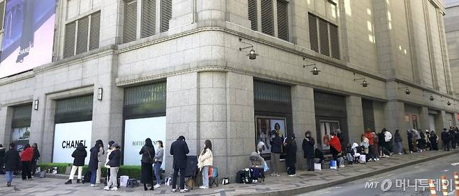 14일 오전 9시30분경 서울 중구 신세계백화점 본점 입구에서 고객들이 샤넬 매장 진입을 위해 줄을 서고 있다