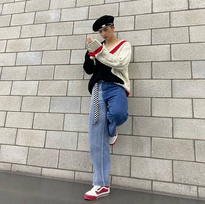 Astro Cha Eun-woo showed off a smaller face than BeremoCha Eun-woo posted four photos on her Instagram account on April 13 with an emoticon.In the photo, Cha Eun-woo poses in a beret with a clothing pin; Cha Eun-woo thrilled fans with a warm visual with bright hair colours.In particular, Cha Eun-woo has once again certified the best car charm with a deep eye and superior ratio.Those who saw this responded such as Jung Eun-woo is handsome today, I watched the stage well, Passion is Passion and Cha Eun-woo is Cha Eun-woo.Cha Eun-woo debut to the 2014 film My Puffy Life and then to the group Astro in 2016.Astro, which includes Cha Eun-woo, has released Hide and Seek, Hide and Break, Confession, Niga came to French (Crazy Sexy Cool), Blue Flame and Knock (Going to You).Astro made his comeback on ONE on Saturday.The best car is a coined word Passion is Passion and Cha Eun-woo is Cha Eun-woo.