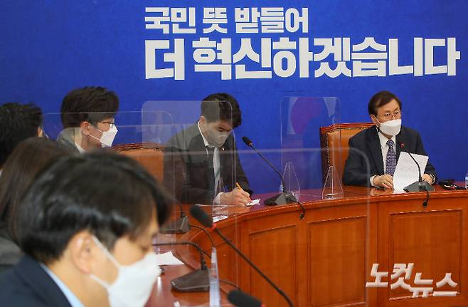 더불어민주당 도종환 비상대책위원장(오른쪽)이 지난 9일 서울 여의도 국회에서 열린 2030 의원들과의 간담회에서 발언하고 있다. 황진환 기자