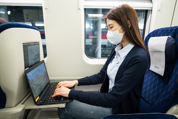▲한국형 차세대 고속열차 KTX-이음이 새로운 편의시설을 제공하고 있다 ⓒ한국철도