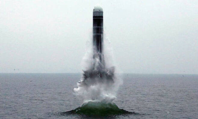 2019년 10월 2일 북한이 동해 원산만 수역에서 잠수함발사탄도미사일(SLBM) 북극성-3형 시험발사를 진행하는 모습. 세계일보 자료사진