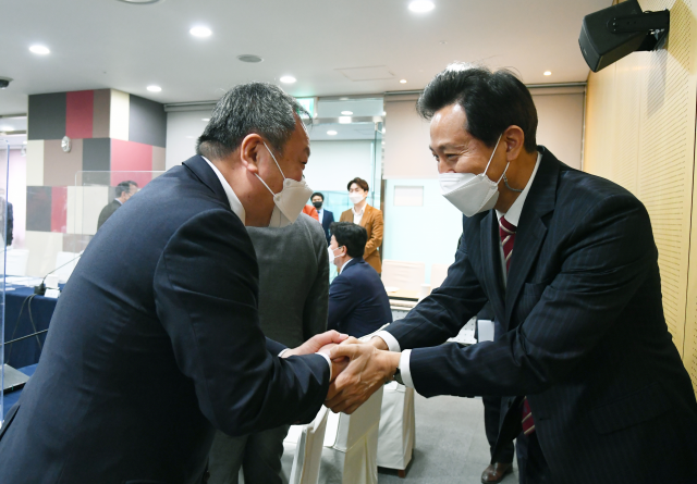 오세훈(오른쪽) 서울시장과 김인호 서울시의회 의장이 14일 시의회에서 만나 악수하고 있다. /사진 제공=서울시의회