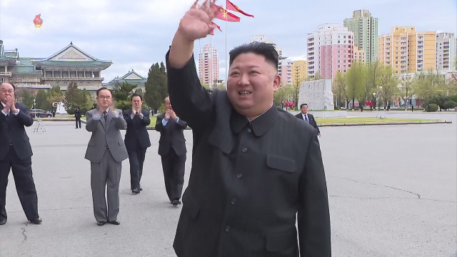 김정은 북한 국무위원장이 지난 13일 노동당 제6차 세포비서대회 참가자들과 기념사진을 촬영하고 있다./연합뉴스