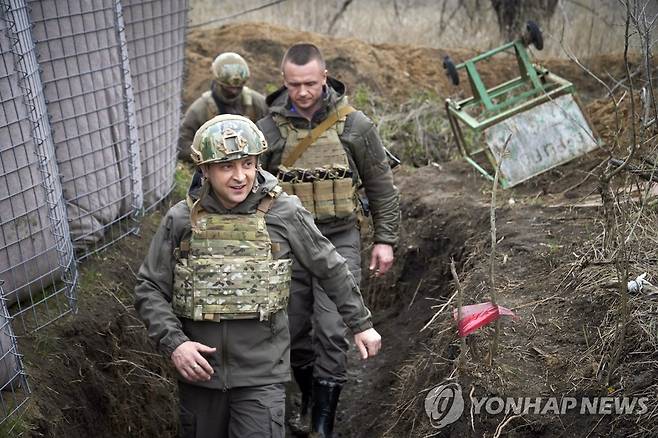 '러시아와 대치' 동부전선 방문한 우크라이나 대통령 (돈바스 AP=연합뉴스) 볼로디미르 젤렌스키 우크라이나 대통령이 지난 9일(현지시간) 정부군과 친러시아 분리주의 반군이 대치 중인 동부 돈바스 지역 전선을 방문하고 있다. 젤렌스키 대통령은 12일 방영된 미국 CNN 방송과의 인터뷰에서 조 바이든 미국 행정부로부터 말이 아닌 행동을 기다리고 있다고 말했다. [우크라이나 대통령 공보실 제공] leekm@yna.co.kr