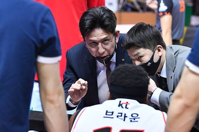 정규리그 경기 중 브라운에게 지시하는 서동철 감독 [KBL 제공. 재판매 및 DB 금지]