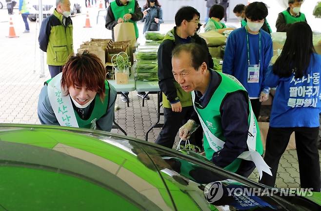 최문순 지사와 가수 김장훈 '산나물 사세요' [연합뉴스 자료사진]