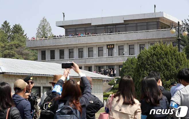 지난 2019년 5월1일 판문점 공동경비구역(JSA) 견학에 참여한 관광객들이 기념촬영을 하고 있다. 2019.5.1/뉴스1 © News1 사진공동취재단