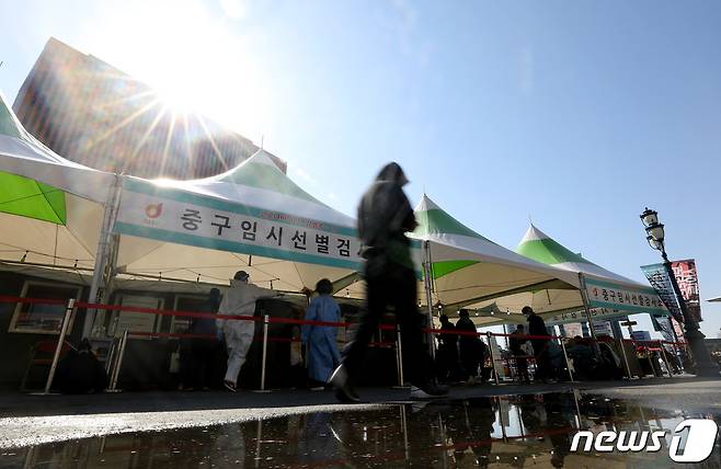 14일 오전 서울역 광장에 마련된 중구 임시선별진료소에서 시민들이 검체검사 순서를 기다리고 있다. 이날 0시 기준 신종 코로나바이러스 감염증(코로나19) 신규 확진자는 지역 발생 714명, 해외유입 17명으로 전날 대비 189명 증가한 731명 발생했다. 2021.4.14/뉴스1 © News1 이동해 기자