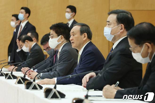 스가 요시히데 일본 총리가 12일(현지시각) 도쿄 총리관저에서 각료회의를 갖고 “후쿠시마 원전 오염수의 해양 방류가 현실적”이라고 밝히고 있다. © AFP=뉴스1 © News1 우동명 기자