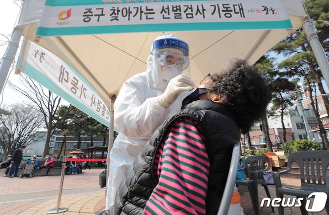 3월 24일 오후 서울 중구 다산어린이공원에 설치된 '찾아가는 선별검사 기동대'를 찾은 시민들이 코로나19 검사를 받고 있다.  2021.3.24/뉴스1 © News1 이성철 기자