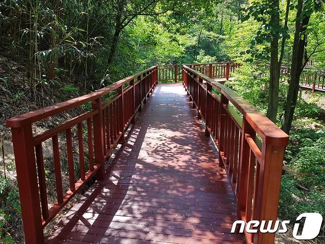 2016년부터 지난해까지 5년에 걸쳐 조성된 내포사색길은 용봉산과 수암산을 잇는 6.5㎞ 숲길로 얕은 능선으로 조성됐다.(충남도 제공)© 뉴스1