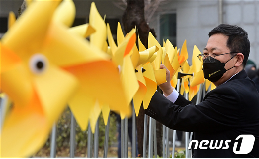 박남춘 인천시장이 인천가족공원 내 '세월호 일반인 희생자 추모관' 인근에 조성된 바람개비 길을 둘러보고 있다.(인천시 제공)© 뉴스1