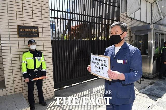 오규석 기장군수가 14일 부산 동구 일본영사관 앞에서 후쿠시마 원전 오염수 해양방류 철회를 촉구하며 1인 시위를 벌이고 있다. /기장군 제공