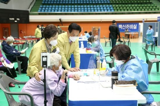 15일 전동평 영암군수가 코로나19 예방접종 센터를 방문해 관계자들을 격려하고 있다. (사진=영암군 제공)