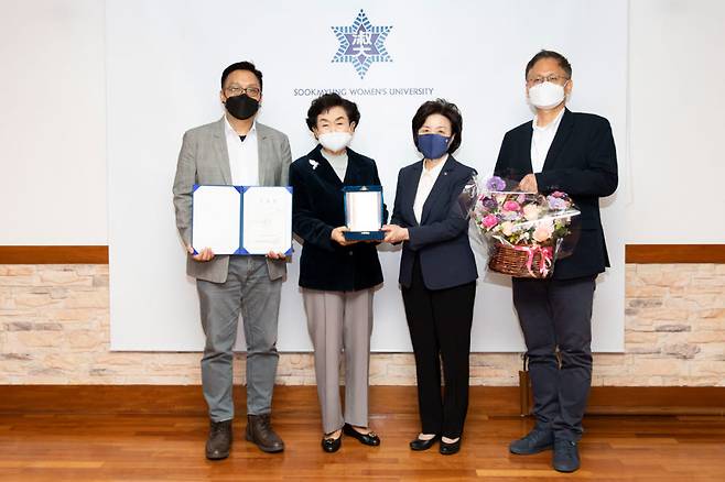 숙명여대는 14일 故 함시현 교수 명예연구교수 임명장 수여 및 감사패 전달식을 가졌다. 왼쪽부터 함 명예연구교수의 동생 함창근 씨, 어머니 최정숙 씨, 장윤금 숙명여대 총장, 동생 함창대 씨