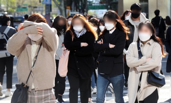 오늘 15일 아침 출근길도 쌀쌀하겟지만 낮에는 기온이 오르면서 추위가 풀리겠다. 꽃샘추위가 찾아온 어제 서울 세종대로 사거리에서 시민들이 출근하고 있다. /사진=뉴스1