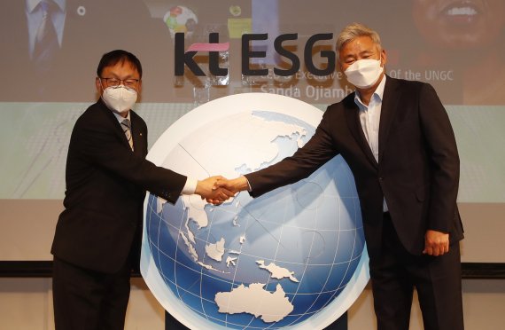 15일 서울 종로구 KT사옥에서 KT ESG 경영실천을 위한 노사공동 선언식이 열렸다. KT 구현모 대표(왼쪽)와 최장복 노조위원장이 서명이 끝난 뒤 악수하고 있다. 뉴시스