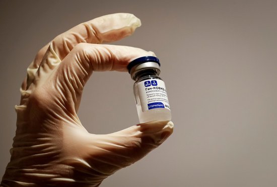 러시아 보건당국은 14일 러시아산 코로나19 백신 '스푸트니크 V'가 현재까지 접종 후 혈전 형성과 같은 부작용을 보이지 않았다고 주장했다. 사진은 스푸트니크 V 백신. /사진=뉴스1