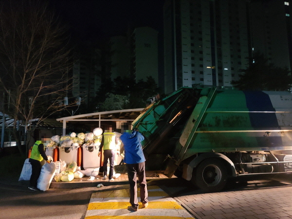 출근 시간 이후에는 교통체증으로 새벽에 쓰레기 수거 작업을 한다. 
