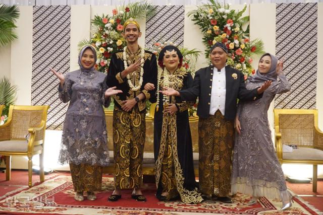 인도네시아 자바 결혼식 '팡기흐'에서 신랑 신부가 신부 가족과 기념촬영하고 있다. 데폭=고찬유 특파원