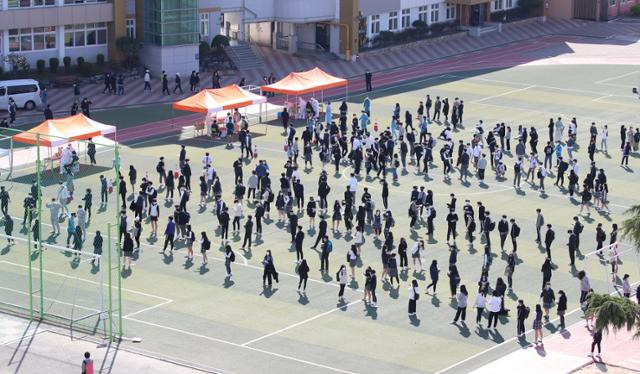 6일 대구 수성구의 한 고등학교에서 신종 코로나바이러스 감염증(코로나19) 확진자가 발생한 가운데 이날 오후 학생들이 운동장에서 코로나19 진단검사를 받기 위해 줄지어 차례를 기다리고 있다. 대전=뉴스1