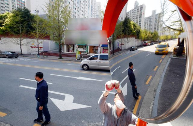 광주 북구는 북구 건설과 공직자들이 9일 일곡동 모 초등학교 앞 스쿨존에서 반사경을 설치하고 있다. 뉴시스