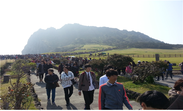 서귀포시 성산일출봉 전경. 제주도 제공