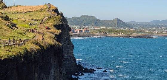제주올레 10코스 송악산. 송악산의 옛 이름이 절울이오름이다. 파도가 부딪혀 우는 오름이란 뜻이다. 멀리 길게 누운 오름이 바굼지오름이다.