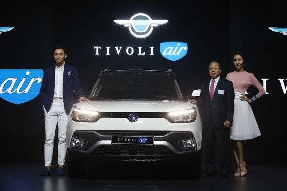 2016년 3월 공개한 쌍용차의 티볼리 에어. 티볼리의 크기를 조금 더 키워 '패밀리 카' 수요를 겨냥했다. [사진 쌍용차]