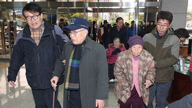 2019년  1월  4·3 생존 수형인 재심 선고공판을 방청하기 위해 법원에 들어서는  4·3 생존 수형인. (사진 제공 연합뉴스)