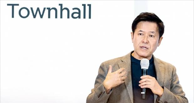 박정호 SK텔레콤 최고경영자(CEO)가 14일 타운홀 형식으로 열린 지배구조 개편 온라인 설명회에서 기업분할안을 설명하고 있다.  SK텔레콤 제공