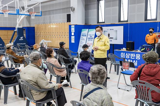 김선갑 광진구청장이 15일 접종을 위해 센터를 방문한 어르신들에게 백신의 안전성 등을 설명하고 있다. 광진구 제공