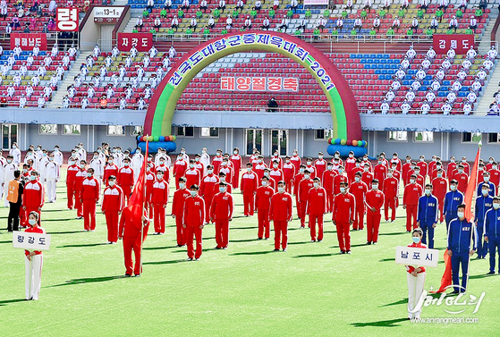 North Korea holds a sports event with participants all masked on April 6, a week ahead of the Day of the Sun, or founder Kim Il Sung’s birthday anniversary, which falls on Thursday. [YONHAP]